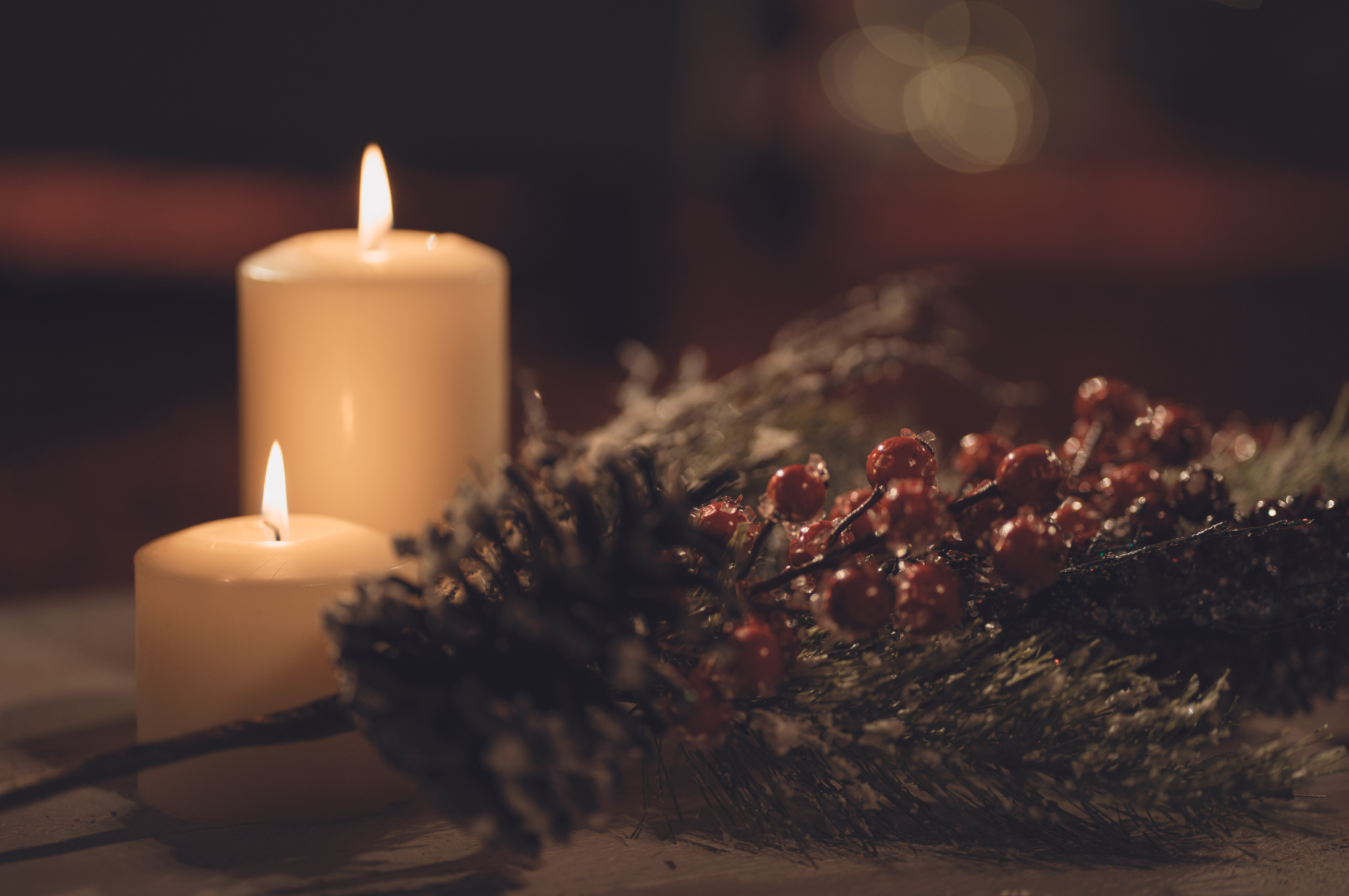 Image de branches de sapins enneigé symbolisant Yule