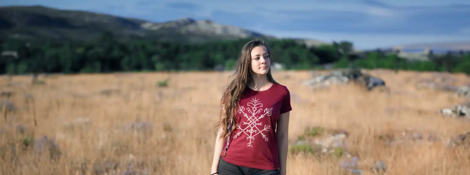 Runic t-shirt vegvisir svarrun Runes de Chêne worn by Jade