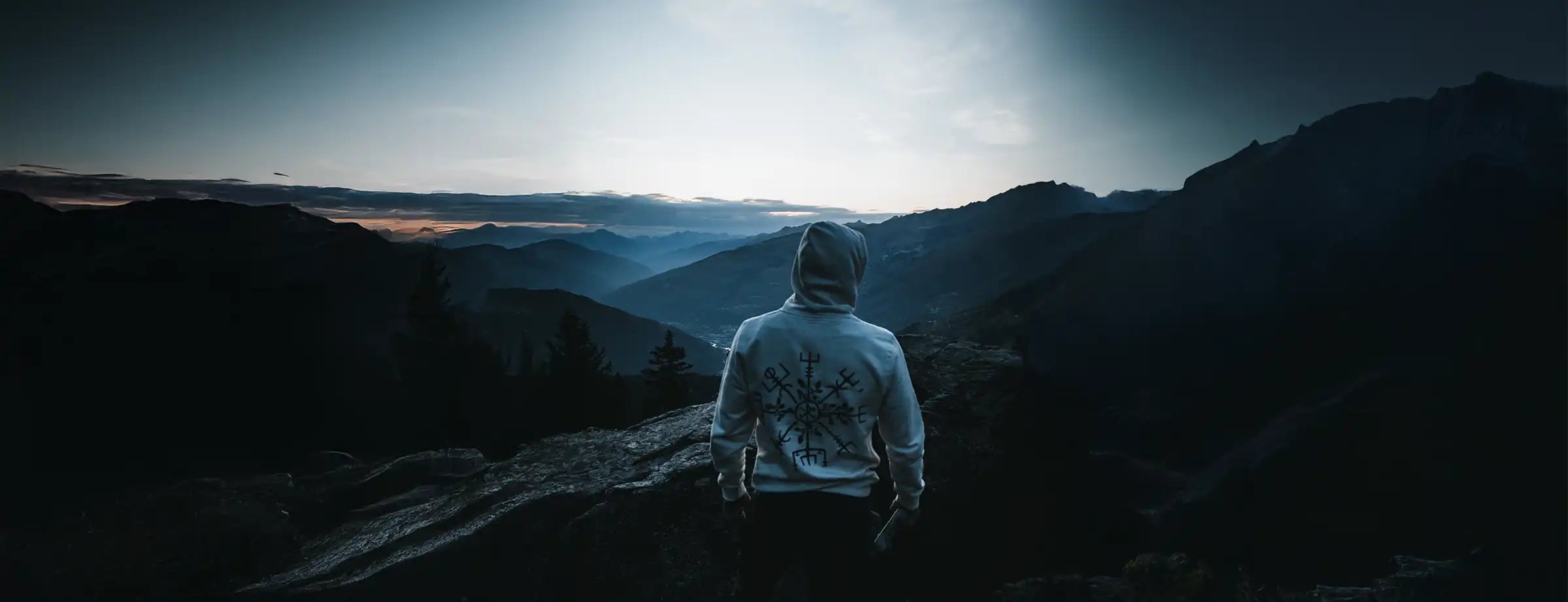 Sweatshirt gandalf odin merlin from runes de chêne worn by a young woman with a walking stick