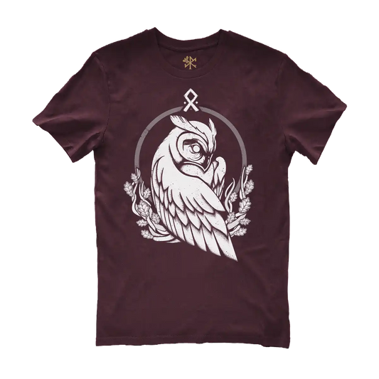 Dessin de l'esprit du Hibou en blanc sur un t-shirt prune de la marque Runes De Chêne imprimé en France sur un textile d'agriculture éco-responsable en 100% coton brossér