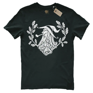 Un t-shirt mythologie nordique Odin Merlin avec la Rune du voyageur et des branches de pin. T-shirt de la marque Runes de Chêne.  T-shirt dieu nordique, t-shirt viking biologique