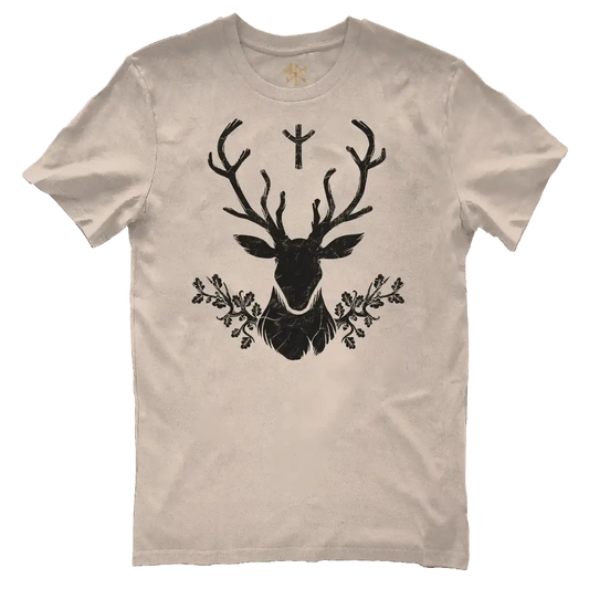 Dessin de l'esprit du cerf en noir sur un t-shirt desert de la marque Runes De Chêne imprimé en France sur un textile d'agriculture éco-responsable en 100% coton brossé